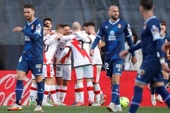 Los jugadores del Rayo Vallecano celebran el gol marcado en propia puerta por el centrocampista del Espanyol, Cabrera, durante el partido correspondiente a LaLiga disputado en el estadio de Vallecas en Madrid este domingo. EFE/ZIPI