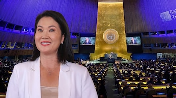Una mujer sonriente con traje blanco sobrepuesta al pleno de la Asamblea General de las Naciones Unidas.