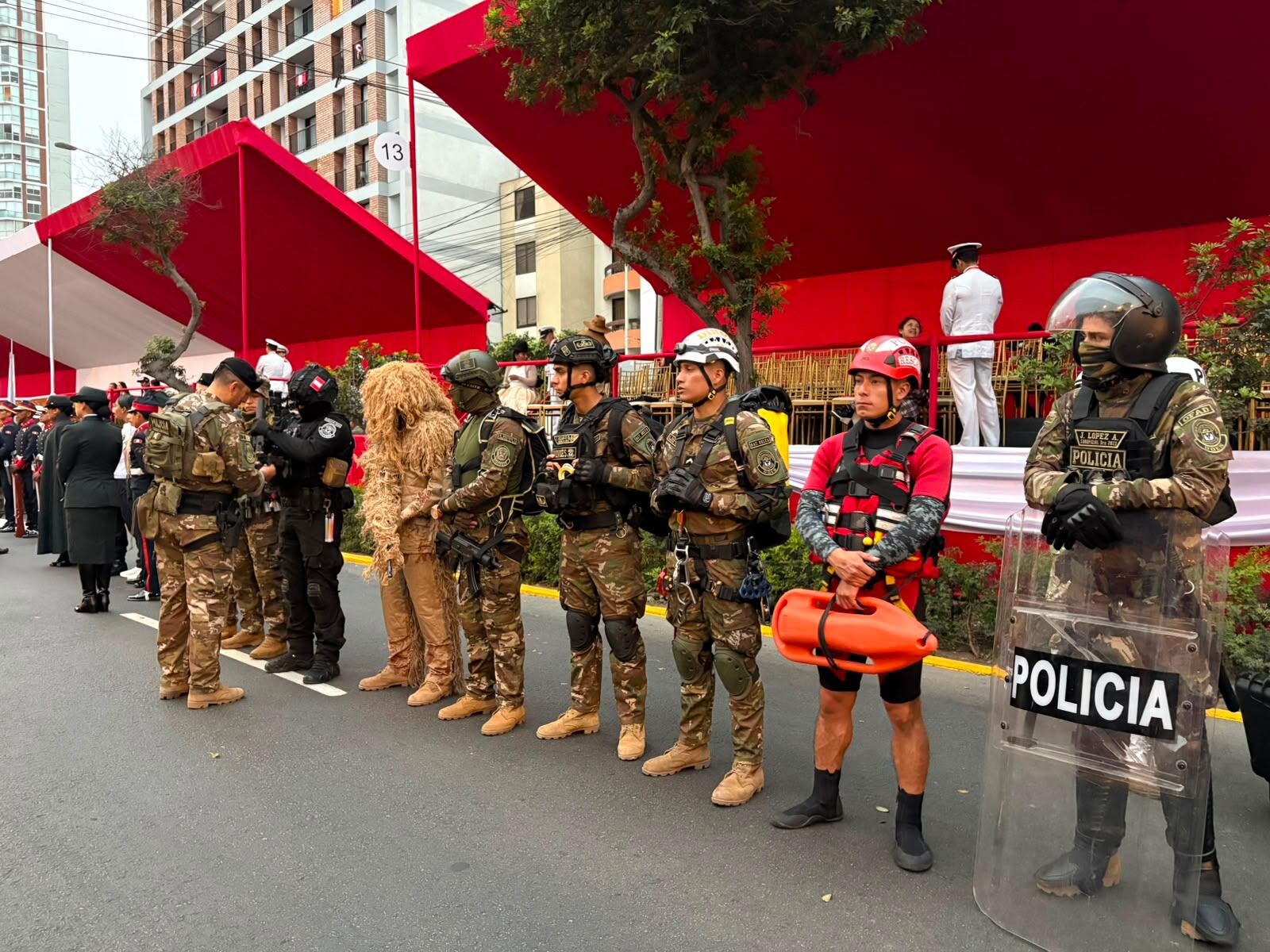 Diversos escuadrones se alistan para el inicio del Desfile y Parada Militar 2026 en la av. Brasil. Infobae Perú