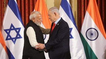 En una visita oficial de alto impacto, el primer ministro indio Narendra Modi se saluda con su par israelí, Benjamin Netanyahu (Foto: archivo DEF)
