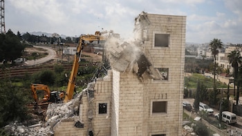 Israel demuele un edificio residencial