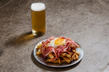 Tapa de huevos rotos con