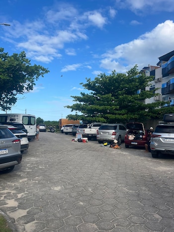 El estacionamiento público frente a