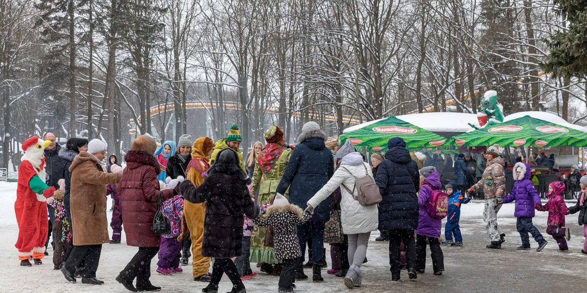 Muñecos de paja, banquetes y rituales de fuego: así es Maslenitsa, el festival que despide el invierno en el mundo eslavo