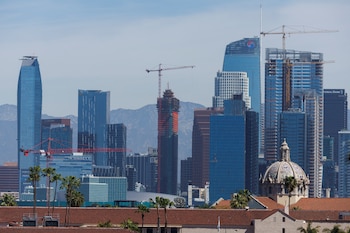 Detrás de las grandes estructuras,