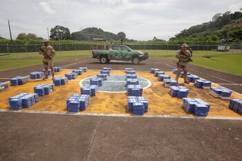 Miembros de las Fuerzas Armadas custodian un cargamento de presunta droga hoy, en la base aeronaval de Cocolí, en Ciudad de Panamá (Panamá). EFE/Carlos Lemos