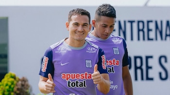 Jairo Vélez recibiendo una calurosa bienvenida en EGB. - Crédito: Alianza Lima