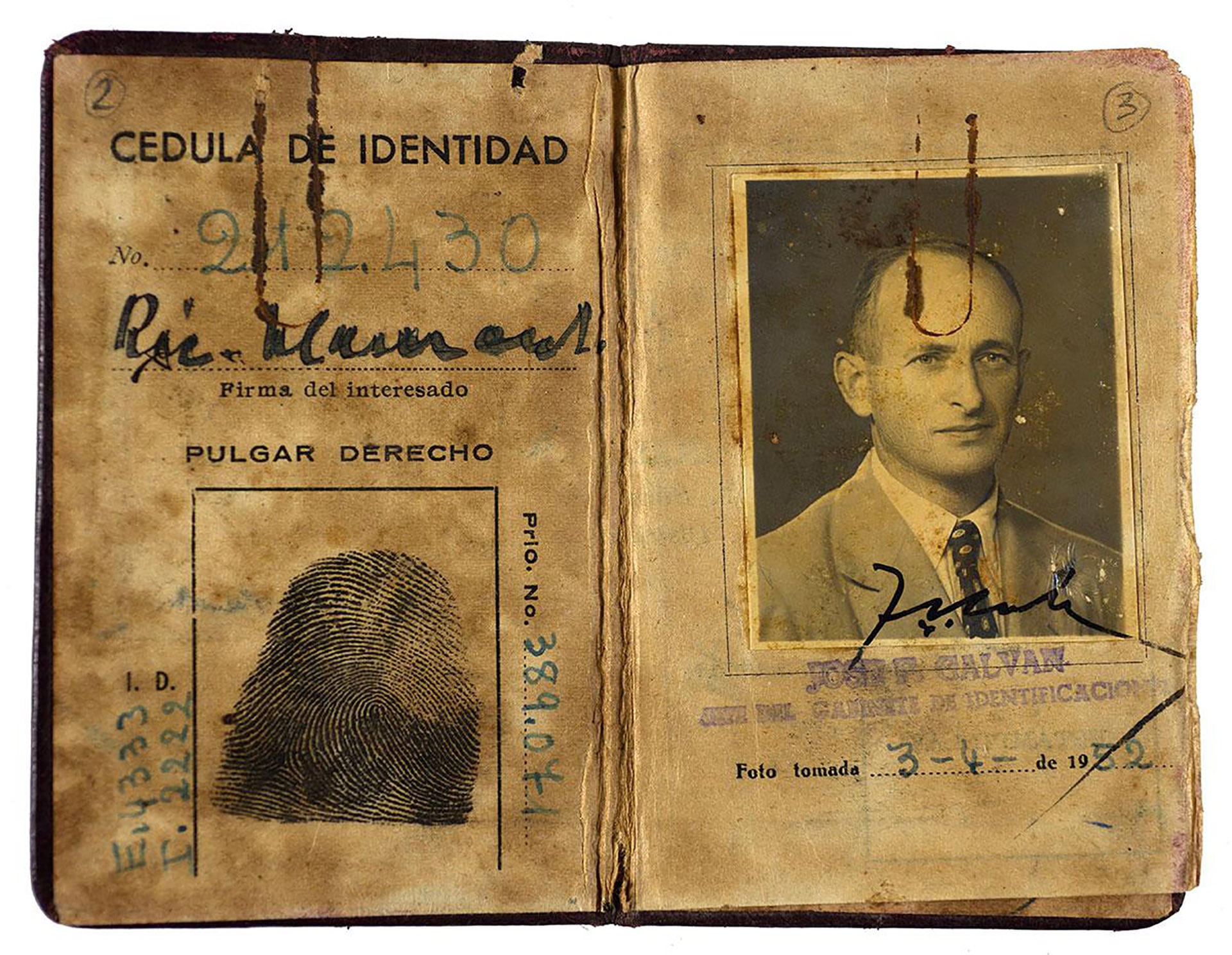 Adolf Eichmann ocultaba su identidad bajo el nombre de Ricardo Klement mediante un documento otorgado por la Cruz Roja Internacional, con apoyo de agentes del Vaticano y con visado argentino