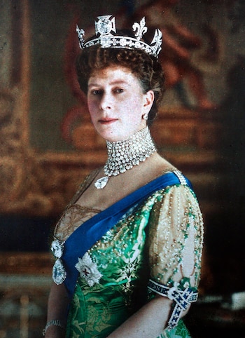 La reina María luce los