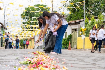 La festividad reunió a asistentes en varias parroquias salvadoreñas, donde las comunidades participaron en actos religiosos y caminatas solemnes que mantuvieron el tono de recogimiento y devoción a lo largo de la jornada (Foto cortesía alcalde Mario Vásquez)