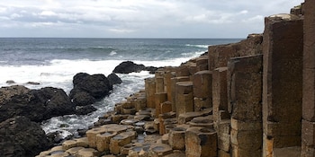 El fenómeno geológico, ubicado en la costa de Antrim, fue declarado Patrimonio de la Humanidad por la UNESCO en 1986 por su importancia científica y cultural (Wikimedia Commons)