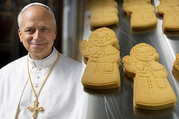 Retrato de un pontífice con vestimenta blanca a la izquierda y varios dulces con forma de figura papal alineados en una mesa metálica a la derecha.