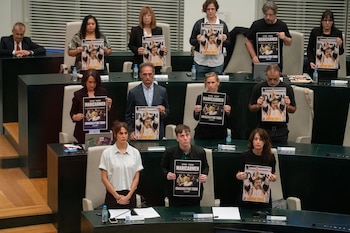 08/10/2026 La portavoz de Más Madrid en el Ayuntamiento, Rita Maestre (i), y los concejales de Mas Madrid muestran un cartel de Maricarmen durante un Pleno extraordinario en el Palacio de Cibeles, a 8 de octubre de 2026, en Madrid (España). El Ayuntamiento de Madrid celebra un Pleno extraordinario para dar luz verde a dos planes especiales aprobados inicialmente en Junta de Gobierno, el que permitirá implantar cualquier modalidad de hospedaje --incluidos apartahoteles, 'flex living', pensiones o casas de hospedaje-- en más de 240 parcelas de uso industrial repartidas en ocho distritos de la capital, y el que adapta la normativa municipal para poder implantar vivienda protegida en alquiler no solo en parcelas calificadas para uso terciario oficinas sino también en hospedaje y dotacional privado.
POLITICA
Fernando Sánchez - Europa Press