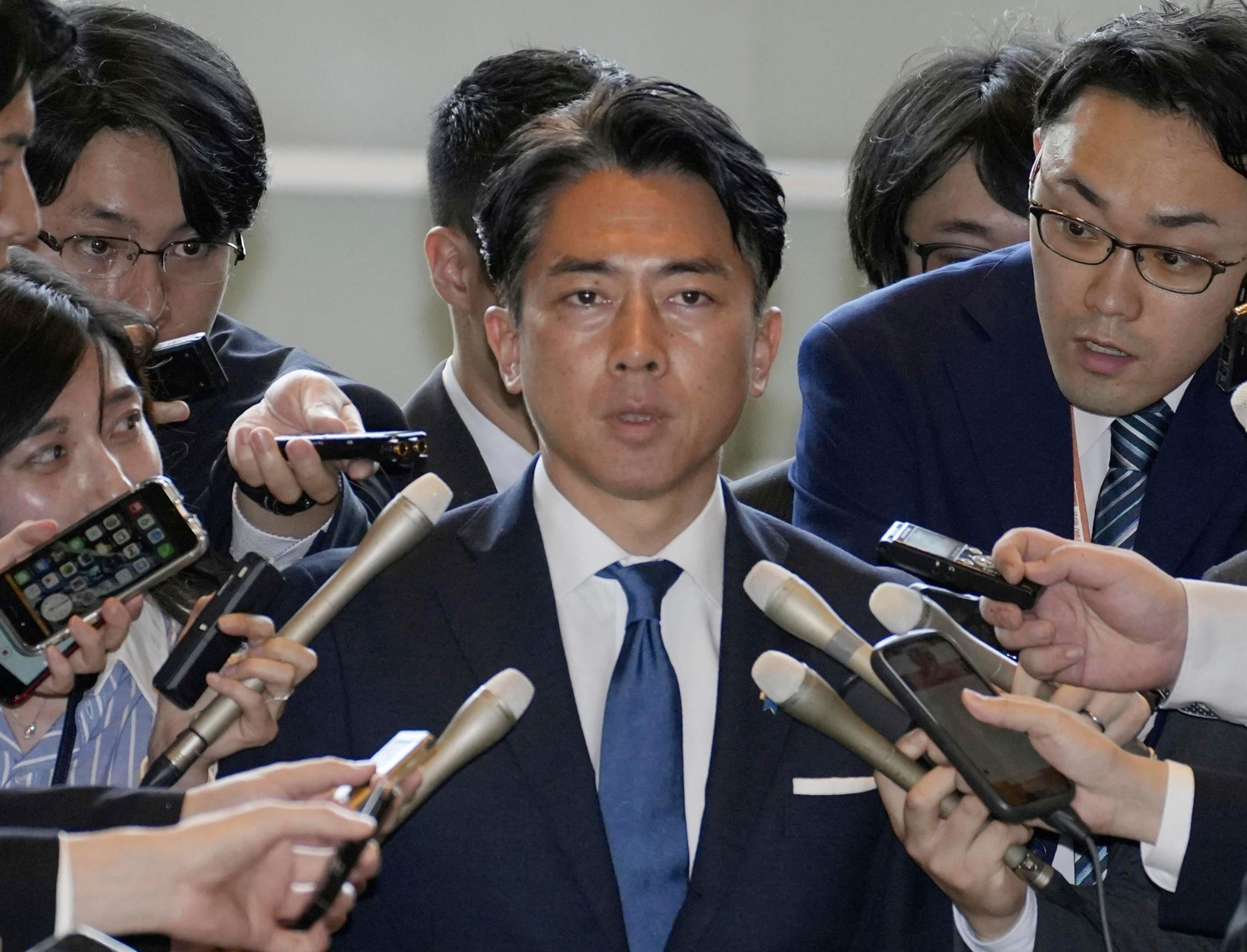 El nuevo ministro de Agricultura Shinjiro Koizumi, rodeado de periodistas en la oficina del primer ministro en Tokio, el miércoles. (Kyodo News via AP)