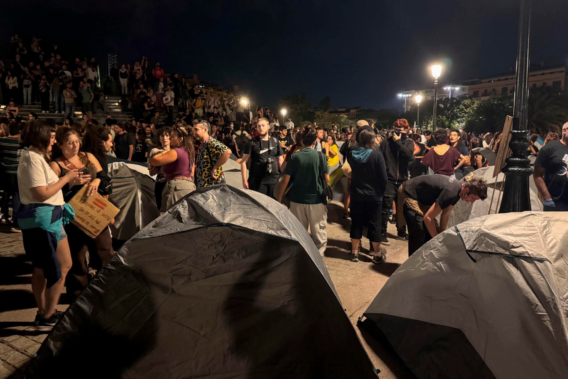 Varias tiendas de campaña se han instalado este sábado en la explanada del Palacio de Congresos de Granada. (EFE / Alba Feixas)