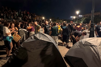 Varias tiendas de campaña se han instalado este sábado en la explanada del Palacio de Congresos de Granada tras la manifestación que ha recorrido las calles de la capital granadina en protesta por el problema con la vivienda. EFE / Alba Feixas.