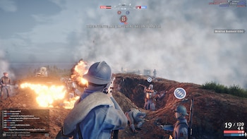 Campo de batalla con soldado en primer plano disparando un rifle, otros soldados caídos, explosiones, humo, trincheras y elementos de interfaz de videojuego