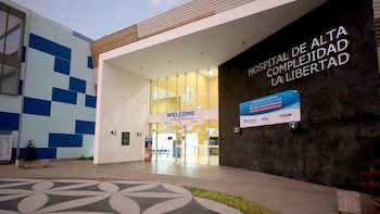 Una mujer de 77 años sobrevivió a una grave emergencia cardiovascular tras ser sometida a una cirugía a corazón abierto de 12 horas en el Hospital Virgen de la Puerta, en La Libertad - Créditos: Essalud.