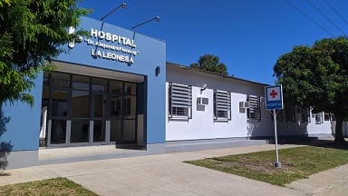 La joven fue atendida en el Hospital Fleming tras denunciar que su pareja le habría arrojado agua caliente sobre el cuerpo