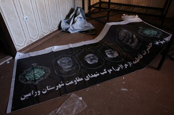 Un cartel que representa al