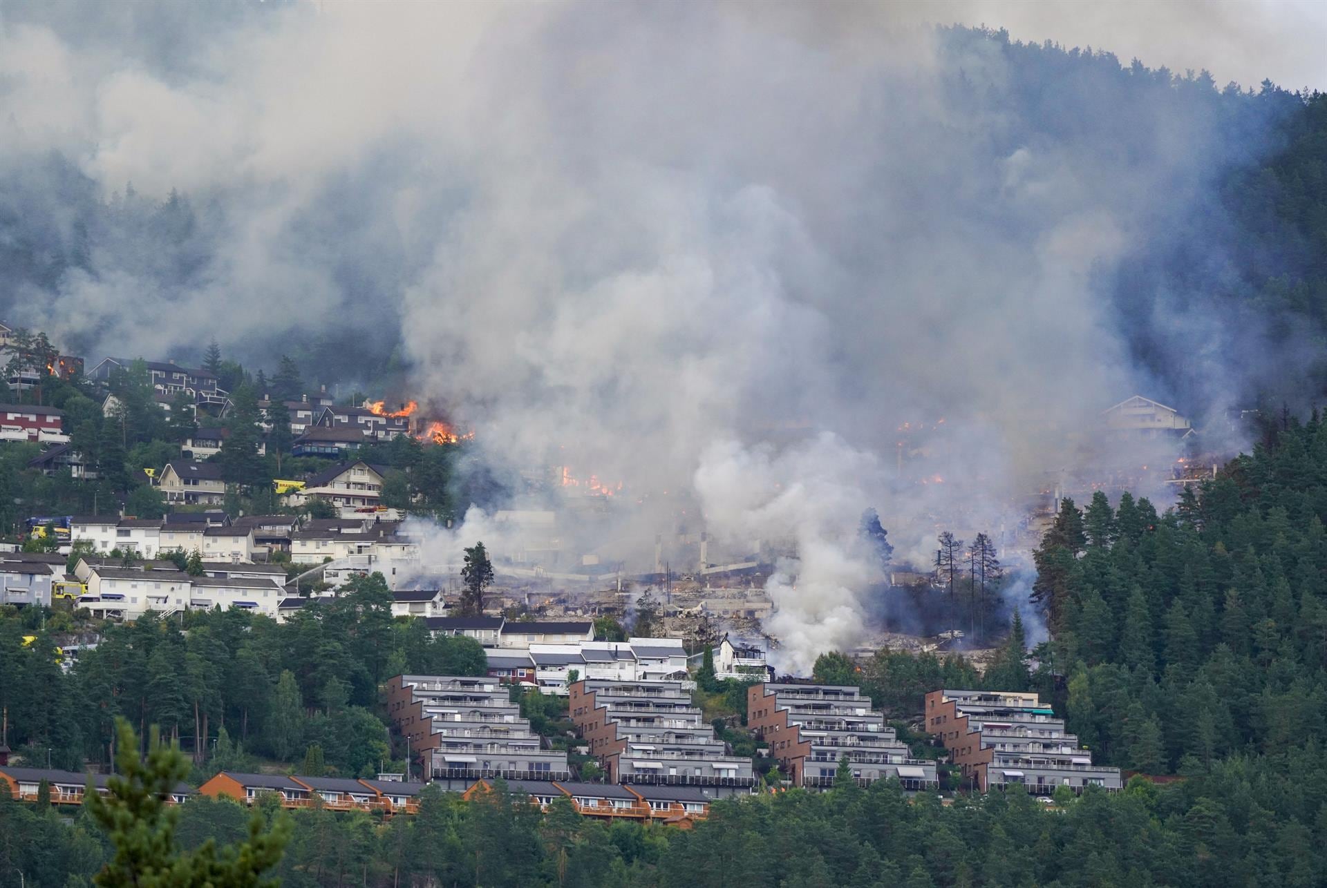 Al menos 400 evacuados en el sur de Noruega por uno de los peores incendios de la historia reciente del país