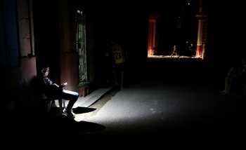 Cuba atraviesa su peor crisis económica en 30 años, caracterizada por la escasez de alimentos, medicinas y una inflación descontrolada (EFE/Ernesto Mastrascusa)