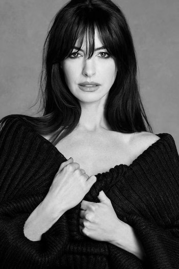 En primer plano, un jersey XL de punto y cuello caído resalta la comodidad y la naturalidad de la piel, apostando por la elegancia de lo simple (Vogue)