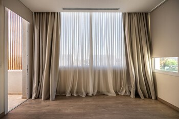 Las cortinas aportan calidez y