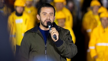 Romeo Herrera presentó el operativo en la Panamericana. La estrategia combina obras en rutas clave, turnos continuos y coordinación entre MOP, Fovial y VMT. El clima pondrá a prueba taludes y drenajes (Foto cortesía Fovial)