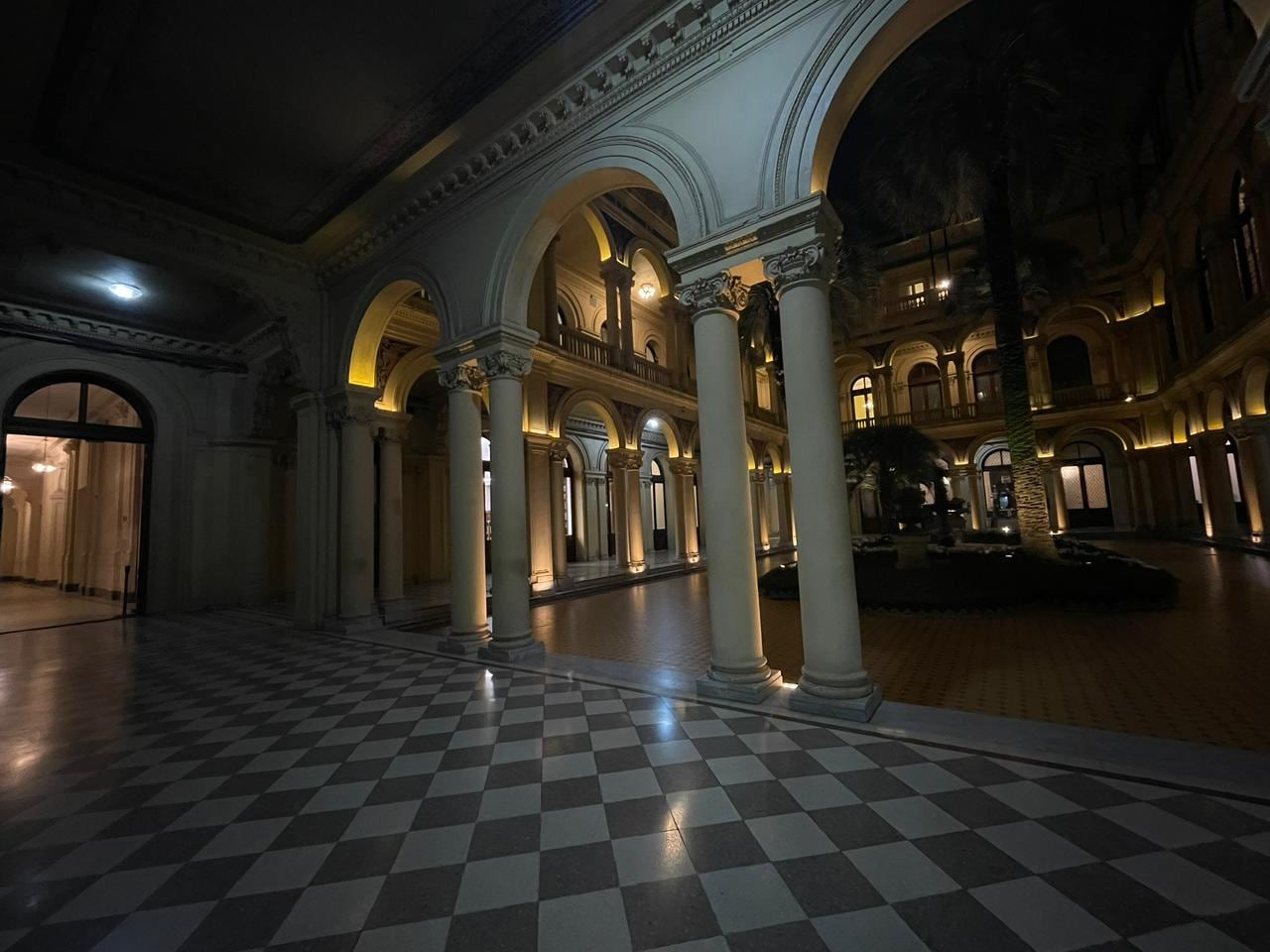 La Casa Rosada de noche