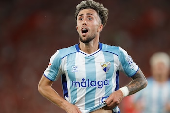 El centrocampista del Málaga, David Larrubia, tras conseguir el segundo gol de su equipo durante el encuentro de vuelta por el ascenso a primera división que disputaron Almeria y Málaga en el UD Almeria Stadium. EFE / Jorge Zapata.