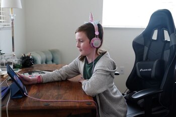 Will, de 11 años, mira