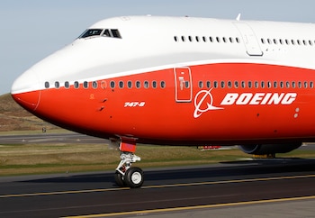 Un Boeing 747-8, el nuevo avión de pasajeros de Boeing, sale para su primer vuelo, el domingo 20 de marzo de 2011, en Everett, Washington. (AP Foto/Ted S. Warren, Archivo)