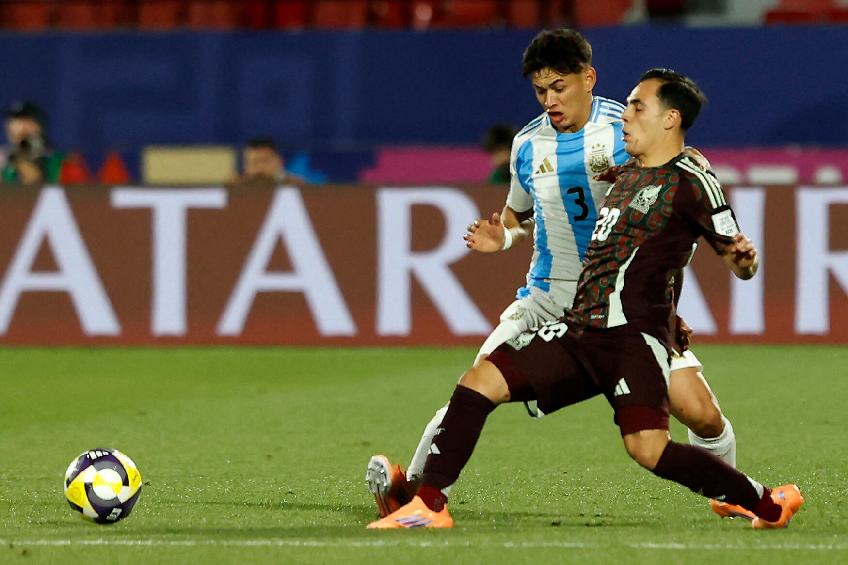 O Protetor # 03 da Argentina Julio Soler e a Força # 20 Hugo Kamberos lutaram pelas bolas pelo 2025º futebol em Santiago, em 11 de outubro de 2025.