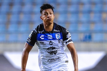 Ángel Sepúlveda firma un contrato