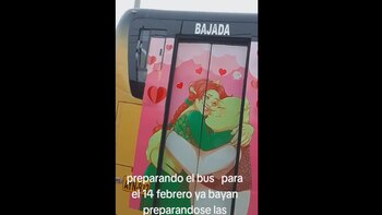 Decorado con escenas románticas y