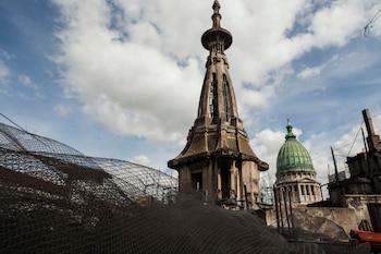 La cupula, abandonada, y detrás,