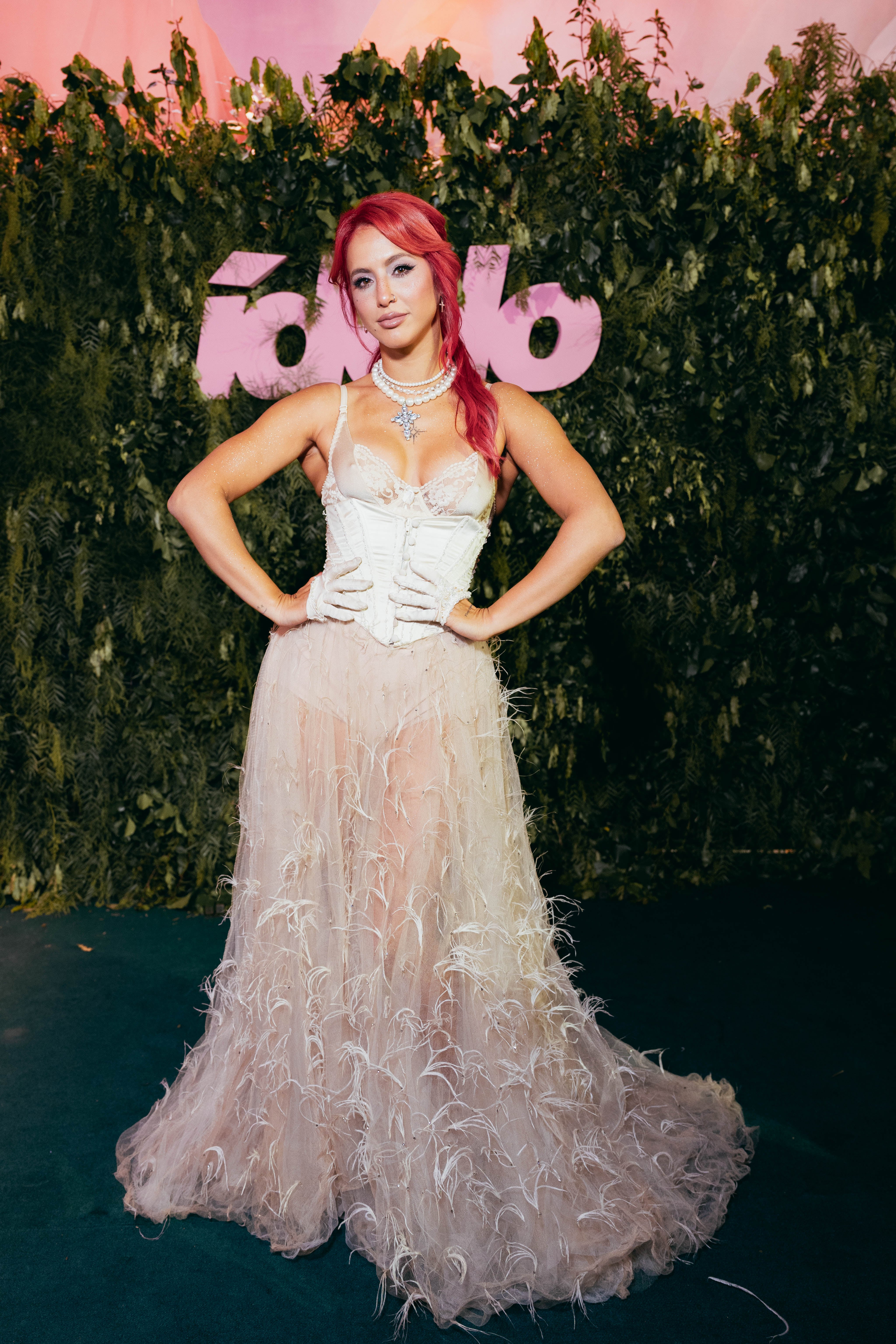El vestido blanco de Flor Vigna reunió encaje, transparencias, plumas y collares de perlas