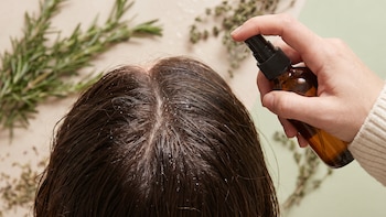 Cómo preparar y aplicar agua de romero para detener la caída del cabello