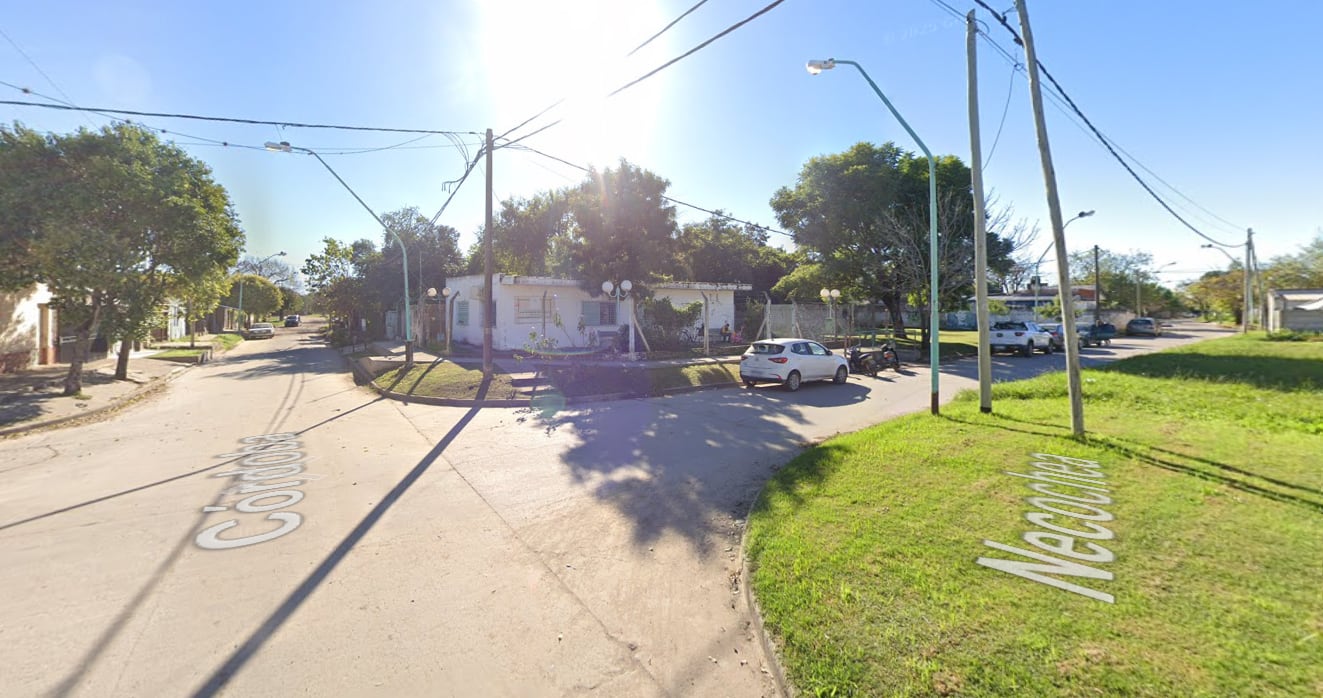 En la esquina de Córdoba y Necochea, en Santo Tomé, el pasajero volvió a subir al remís y amenazó al conductor desde el asiento trasero (Google Maps)