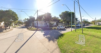 En la esquina de Córdoba y Necochea, en Santo Tomé, el pasajero volvió a subir al remís y amenazó al conductor desde el asiento trasero (Google Maps)