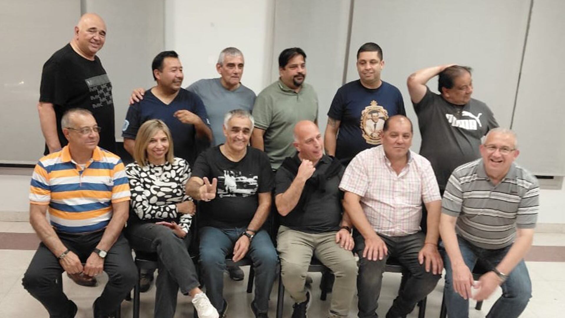 Roberto Bonetti y Gustavo Naso (abajo, al centro), con otros candidatos de la UOM Capital