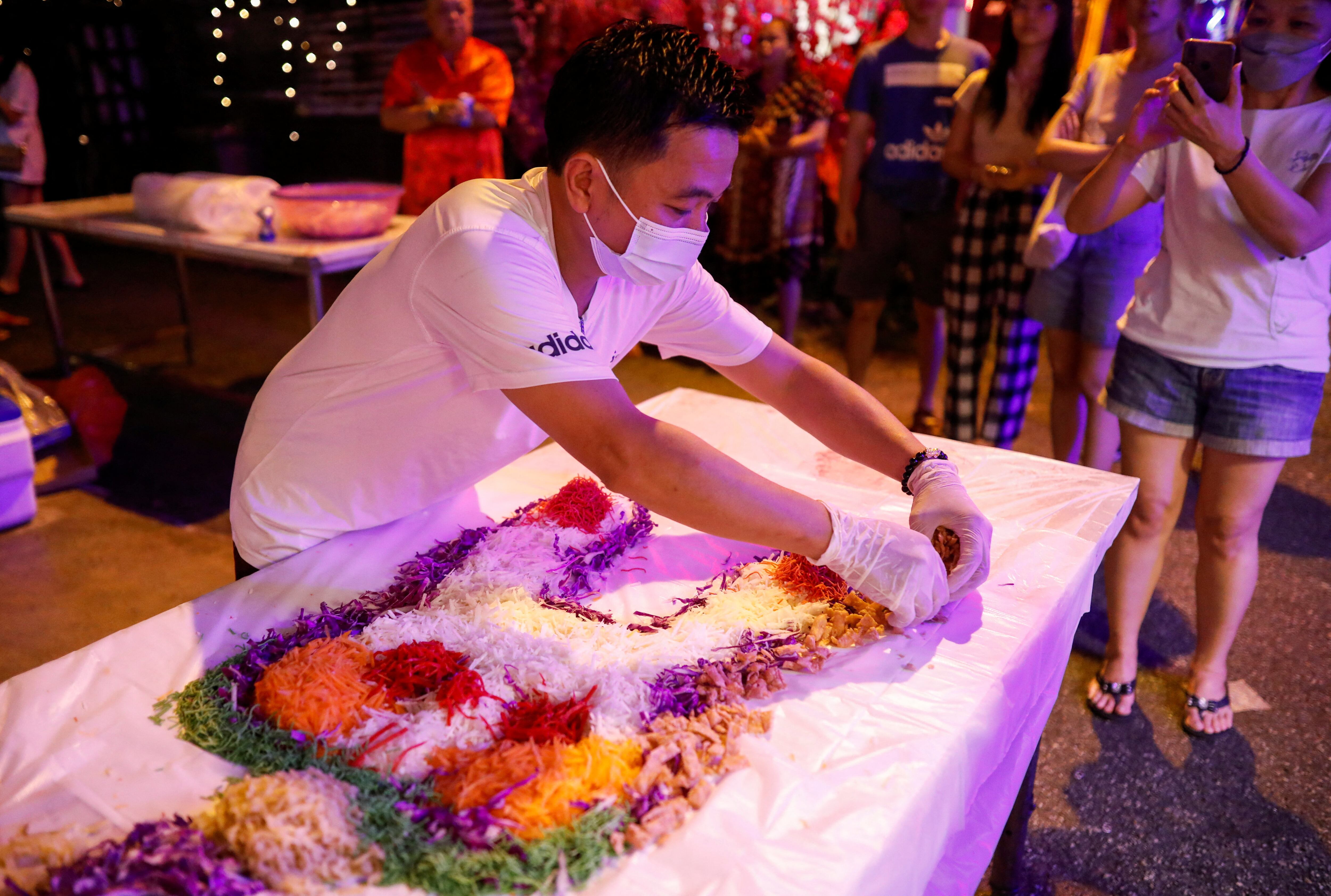 El Yu Sheng es un ritual gastronómico con pescado crudo, vegetales y salsa de ciruela, su preparación simboliza fortuna y crecimiento (REUTERS/Hasnoor Hussain)