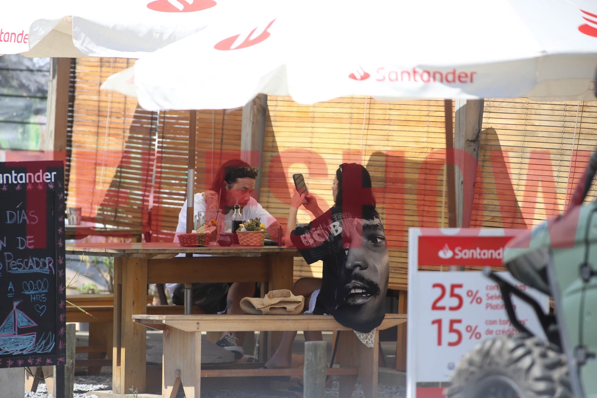 En su estadía, ambos disfrutaron de un relajado almuerzo bajo las sombrillas