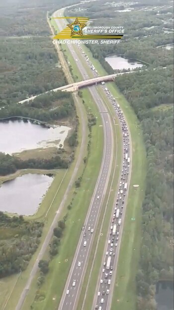 El tráfico se atasca en las carreteras de Florida mientras los residentes evacuan antes de la llegada del huracán Milton a Florida, cerca de Tampa, Florida, EE. UU., el 7 de octubre de 2024, en esta captura de pantalla de un video de las redes sociales. Oficina del Sheriff del Condado de Hillsborough vía X/Handout vía REUTERS
