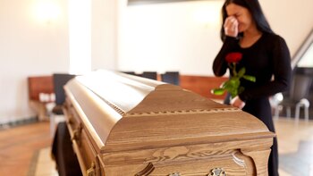 Una mujer llora la pérdida