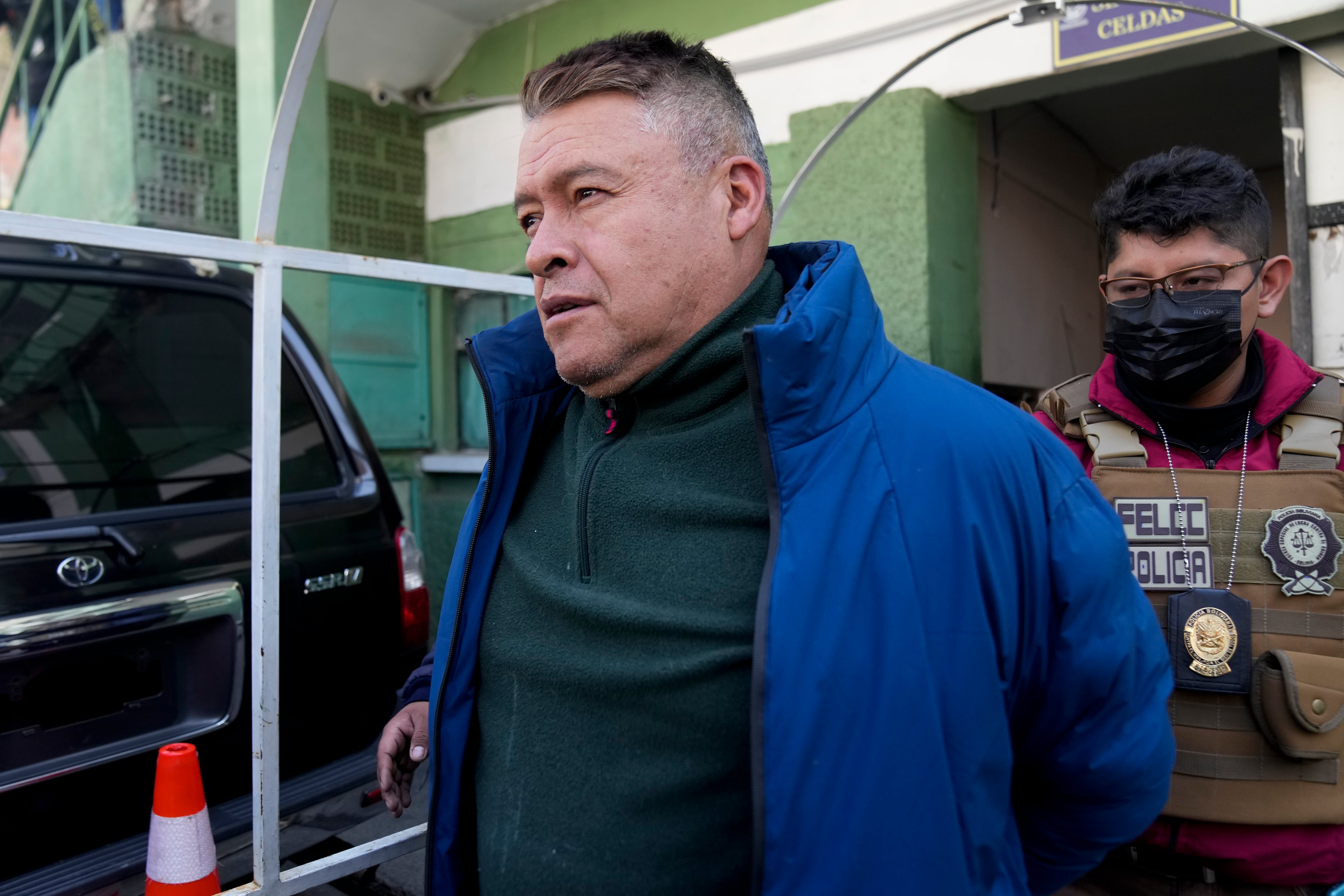 Juan José Zúñiga, ex comandante general del ejército, es escoltado de una cárcel para ser trasladado a la prisión de máxima seguridad de Chonchocoro, el sábado 29 de junio de 2024, en La Paz, Bolivia (AP/Archivo/Juan Karita)