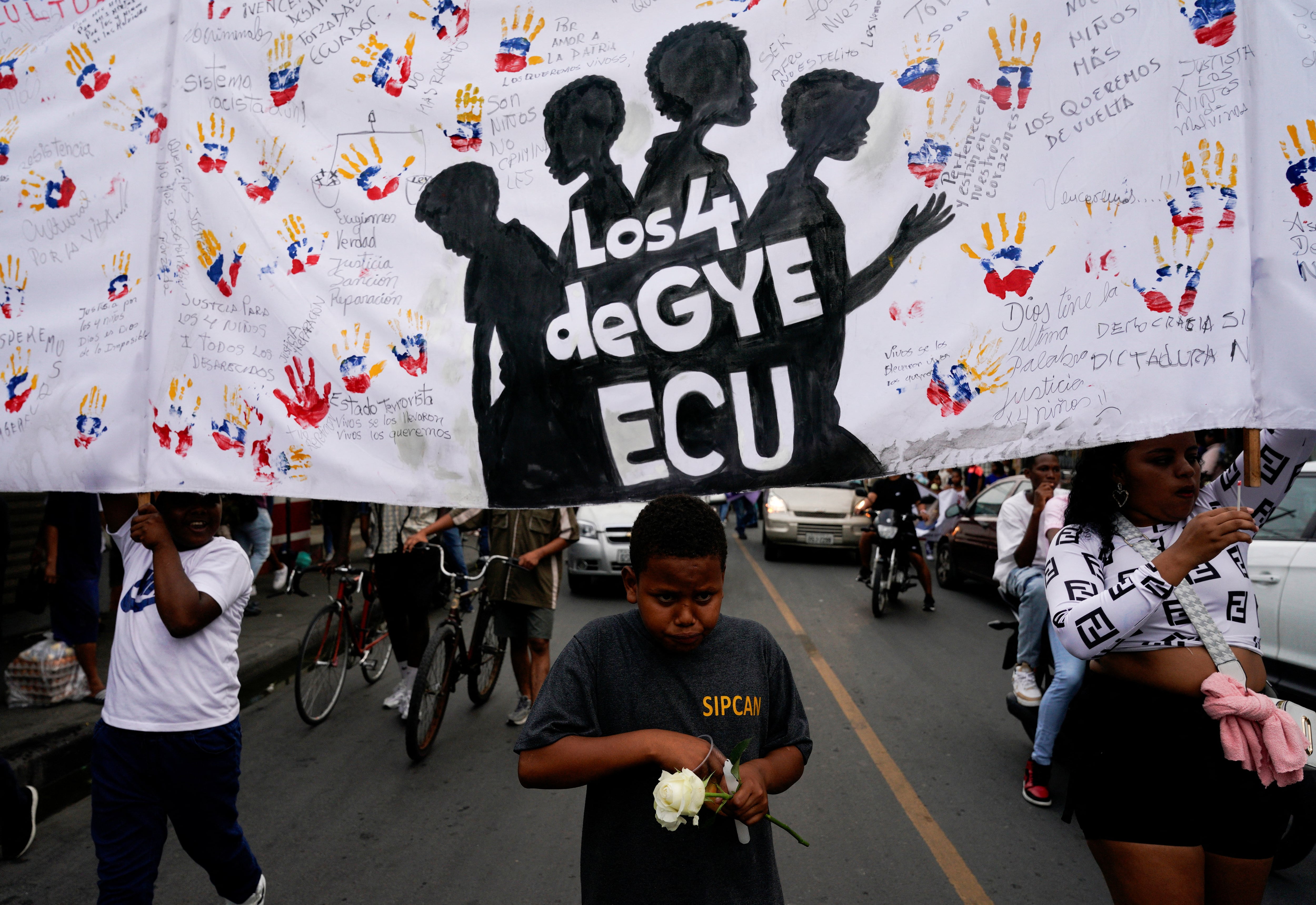 Familiares y amigos de cuatro niños hallados muertos tras su desaparición en diciembre, recorren las calles del barrio Las Malvinas para realizar una vigilia en Guayaquil, Ecuador, el 8 de enero de 2025. REUTERS/Santiago Arcos