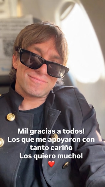 Joaquín Levinton sonríe con gafas de sol oscuras y chaqueta negra junto a un texto impreso de agradecimiento