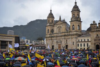 La Plaza de Bolívar de Bogotá se ha convertido en el principal centro de manifestaciones en contra del presidente Gustavo Petro. Foto Vannessa Jiménez/REUTERS